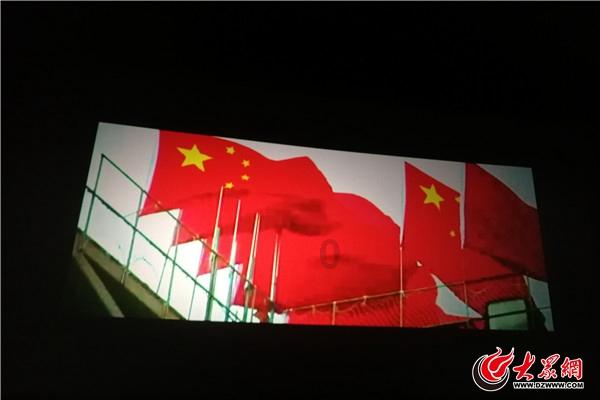 救援贪玩的大象