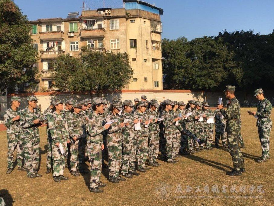 成都某中学2011年进行评定高级职称工作时，数学组、语文组各有2人够资格，能评上高级职称的可能性分别为游戏画面